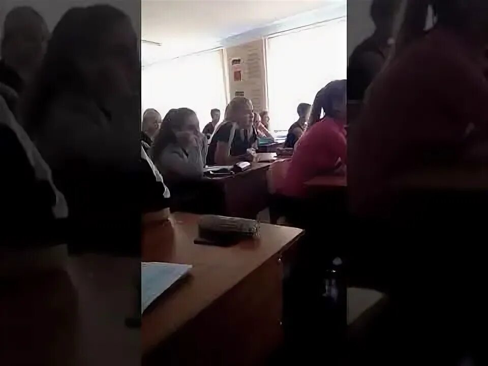 Почему в колледже пары. На парах в колледже. девушка на паре в колледже. фото на паре в колледже. фото на парах в техникуме.
