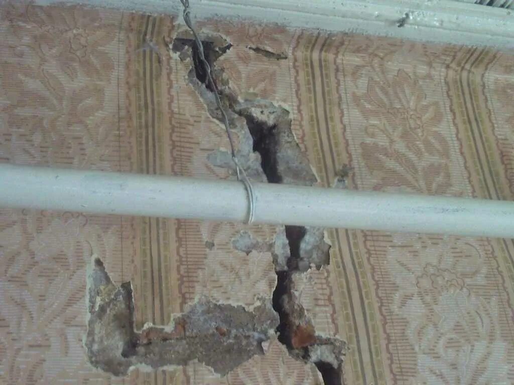 Трещины в панельном доме. Дефекты крупнопанельных стен. Трещина в стене в квартире. Трещины в панельном доме внутри.