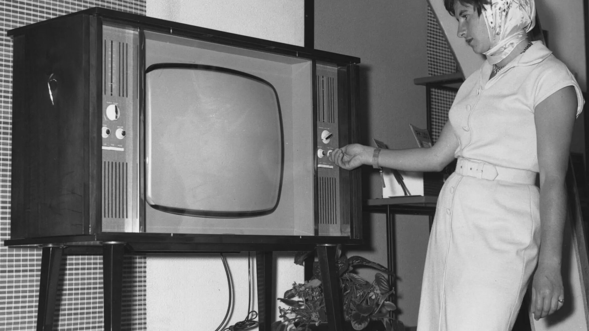 Телевизор 20 века. Первый телевизор. Появление телевидения. Первый плоский телевизор.