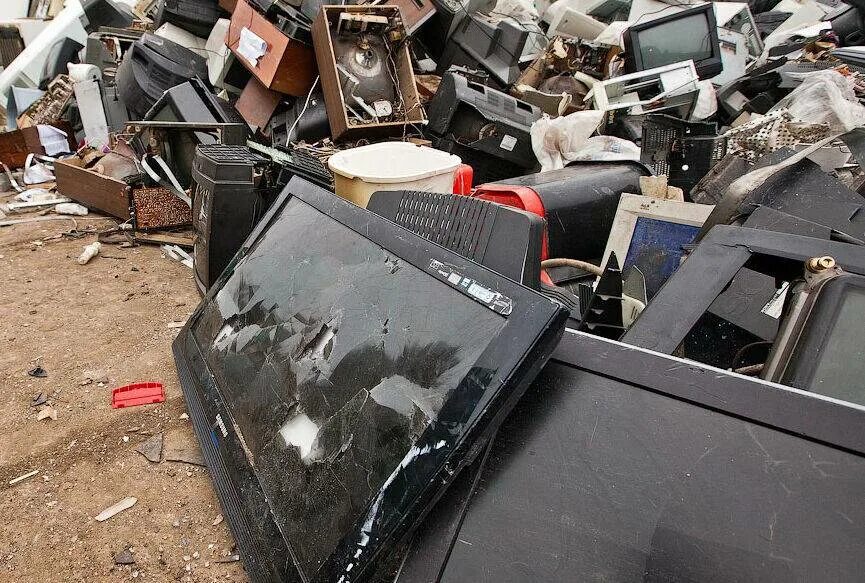 Свалка видеокарт. Скупка сломанных телефонов. Куда сдать разбитый. Старая техника. Свалка guiyu.