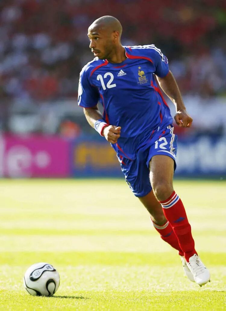 Тьерри анри скорость. Тьерри анри футболист. Тьерри анри тренер. Анри тьерри блю лок арт. Тьерри жоржу.