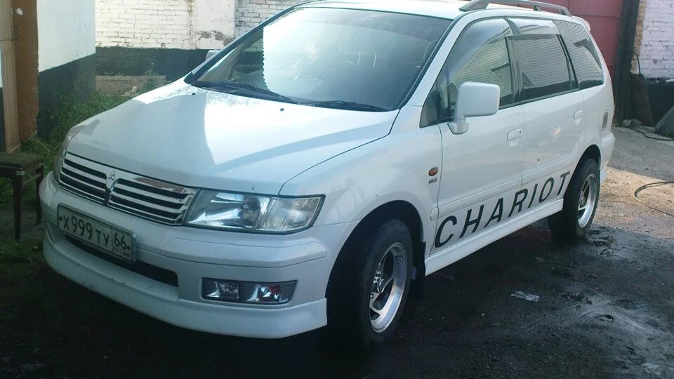 Купить митсубиси шариот грандис. Mitsubishi Chariot Grandis Tuning. Обвес Mitsubishi Chariot Grandis. Обвес на Митсубиси Шариот Грандис. Митсубиси Шариот Грандис 2000 черный.