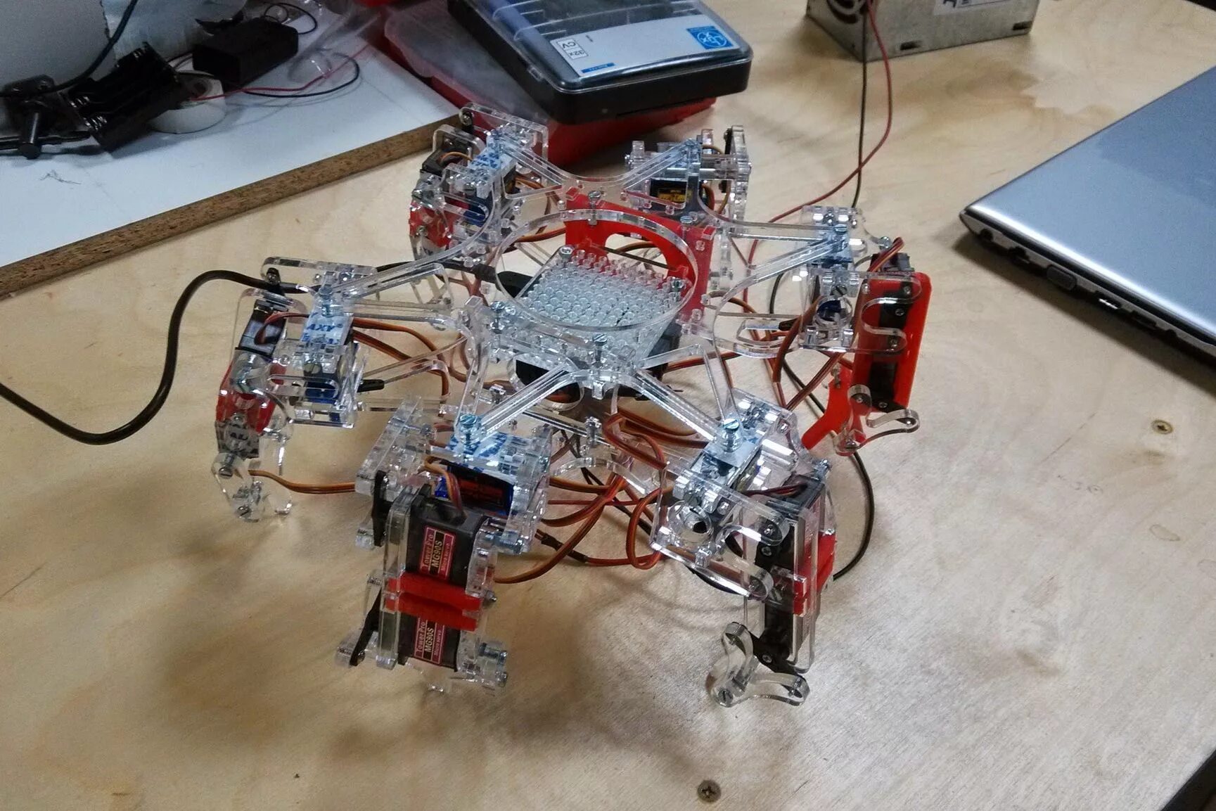 робот жук на ардуино. скульптуры из автозапчастей. робот чертежник ардуино. рука робота ардуино. робот собранный своими руками.