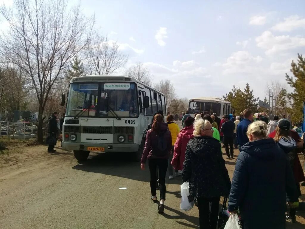 Кладбище автобусов. Дачный автобус. Автобусы э на кладбище. Автобус до кладбища.