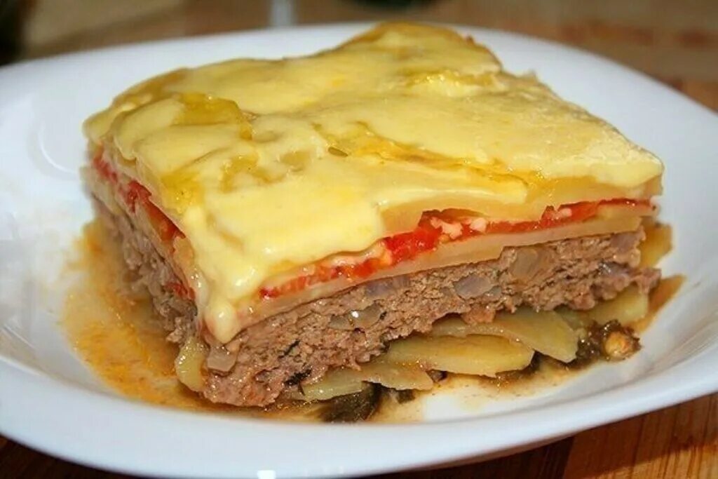 Картошка дольками с фаршем в духовке. Мясо под тертой картошкой в духовке. Картошка фарш помидоры сыр в духовке. Картошкасфаршемвдуховее. Картошкасфаршемвдуховее.