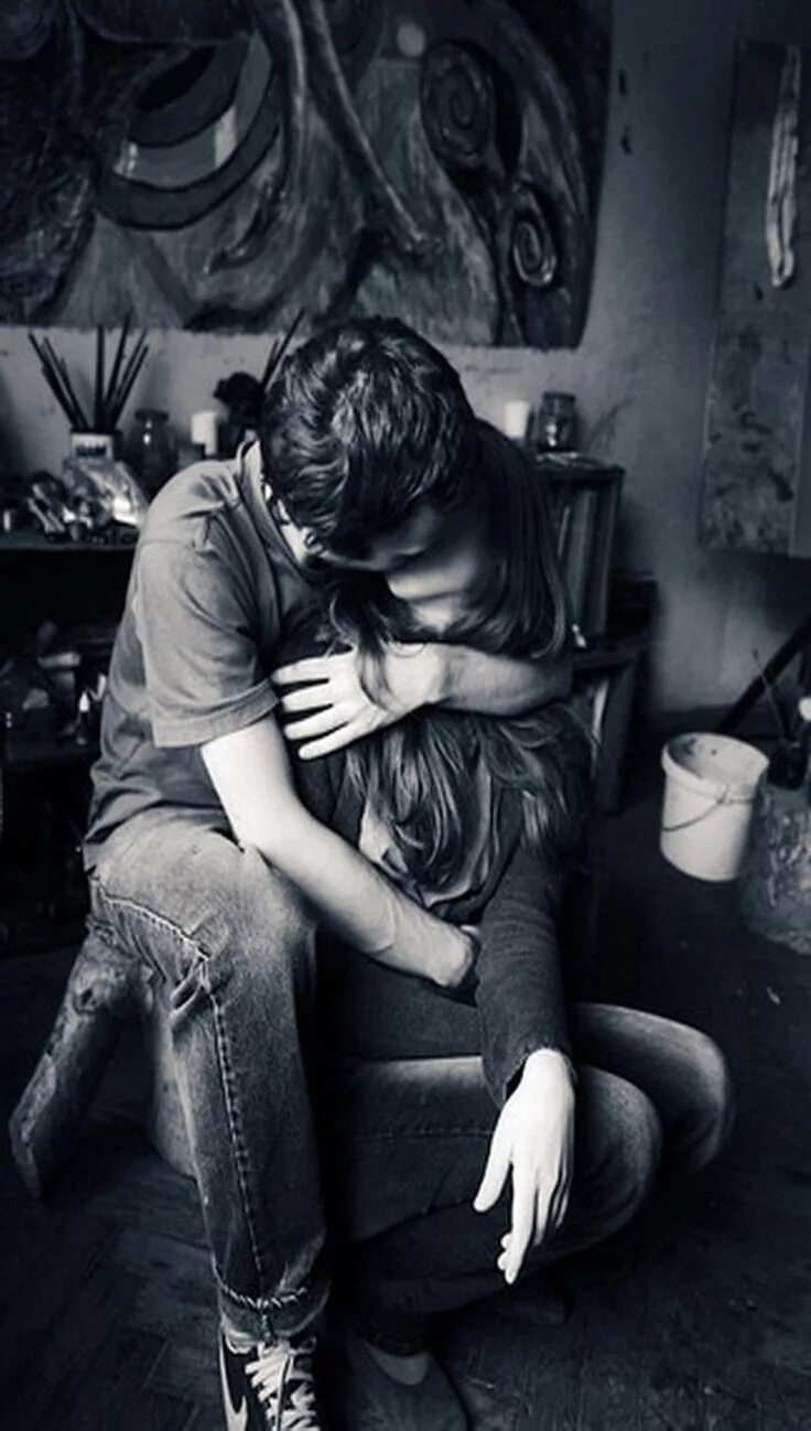 Девушка сиди на мужчине. Девушка сидит на парне. Девушка сидит сверху. Женщина на рояле. Поцелуи в кровати.