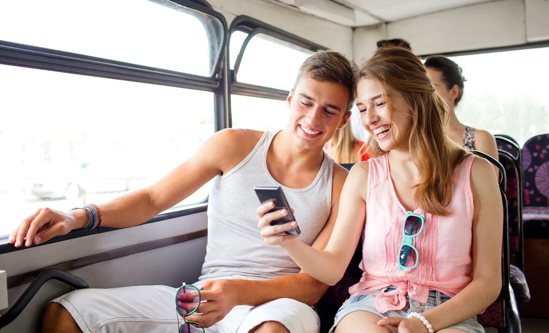 Песня парня в автобусе. Короткометражный фильм автобус. В наушниках в автобусе. Песня парня в автобусе. Мужчина в автобусе.