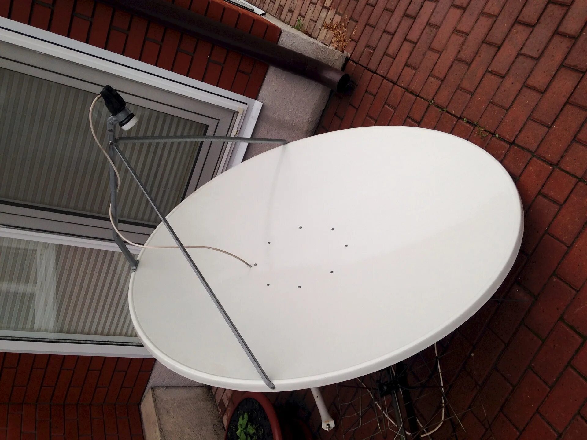 Круглая антенна. Антенна рэмо bas-1118-5v omnidigital outdoor. Офсетная антенна триколор диаметр кронштейна. Параболическая антенна bester. Спутниковая тарелка круглая.