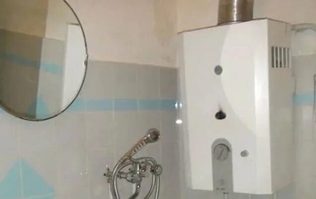 Газовый водонагреватель в ванной. Газовая колонка в ванной. Водонагреватель в ванной комнате. Душевой газовая колонка. Душевой газовая колонка.