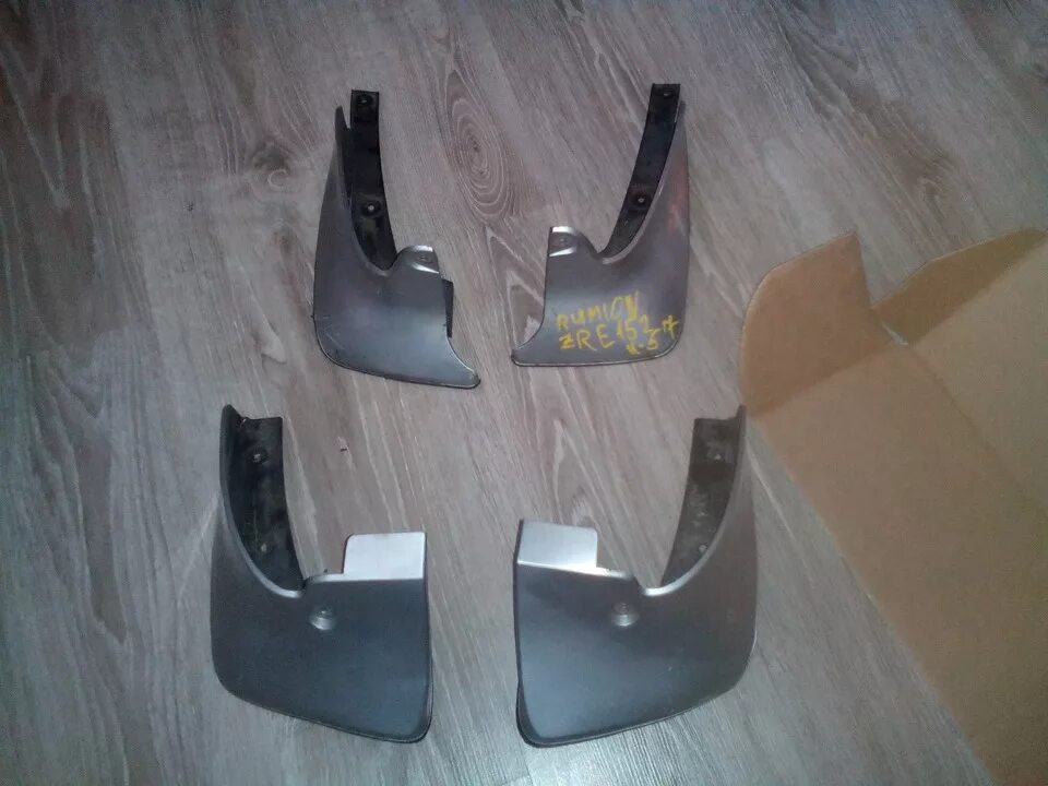 Rival 25701004 брызговики задние. Комплект брызговиков для toyota camry xv50. Брызговики тойота камри v50. Брызговики тойота рав 4 2006. Брызговики тойота оригинальные.