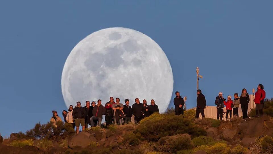 6 больших лун. Большая Луна. Самая большая Луна. Луна на телеобъектив. Самая большая Луна снятая с земли.