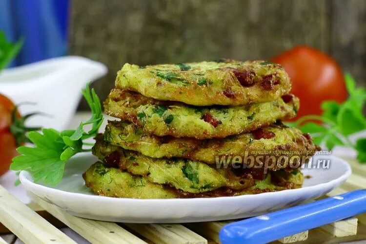 Оладьи из кабачков с колбасой. Тесто на кабачковые оладьи. Кабачковые оладьи с сыром и колбасой. Оладьи из кабачков с колбасой. Кабачковые оладьи с колбасой.