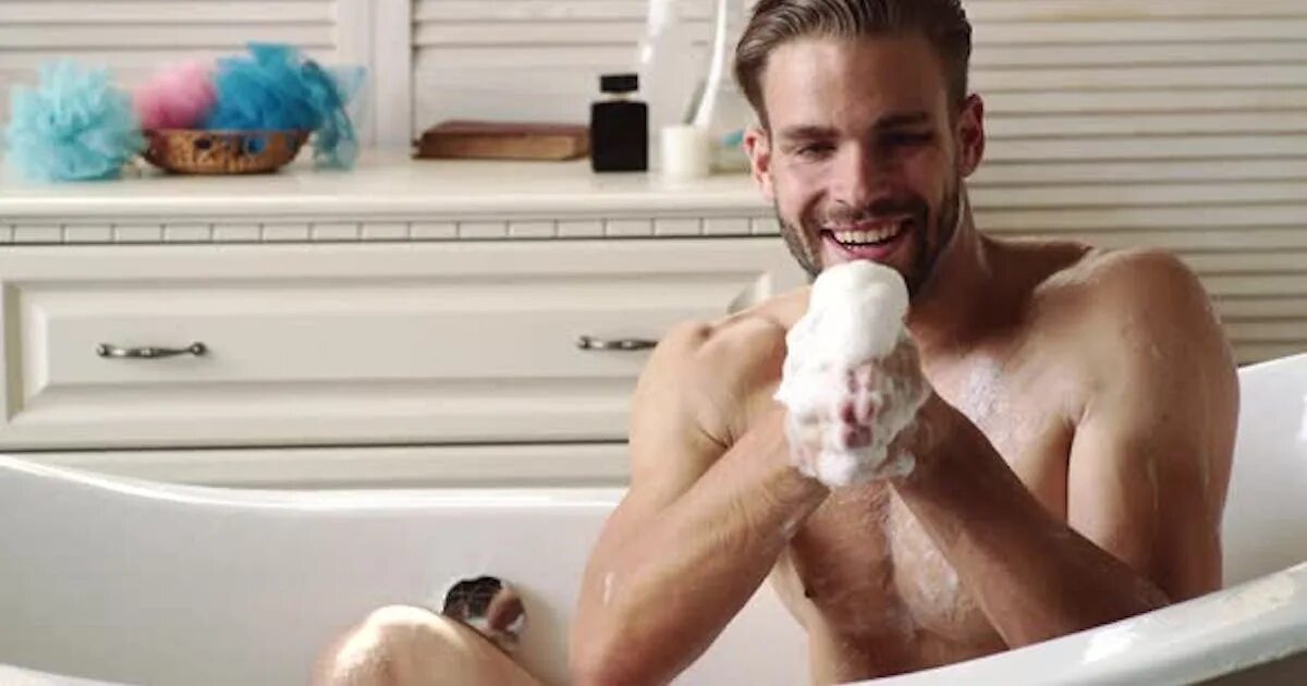 Парень моет парня видео. Парень моет парня видео. Парень моет парня видео. Мальчик моет голову. Мыло для мужчин.