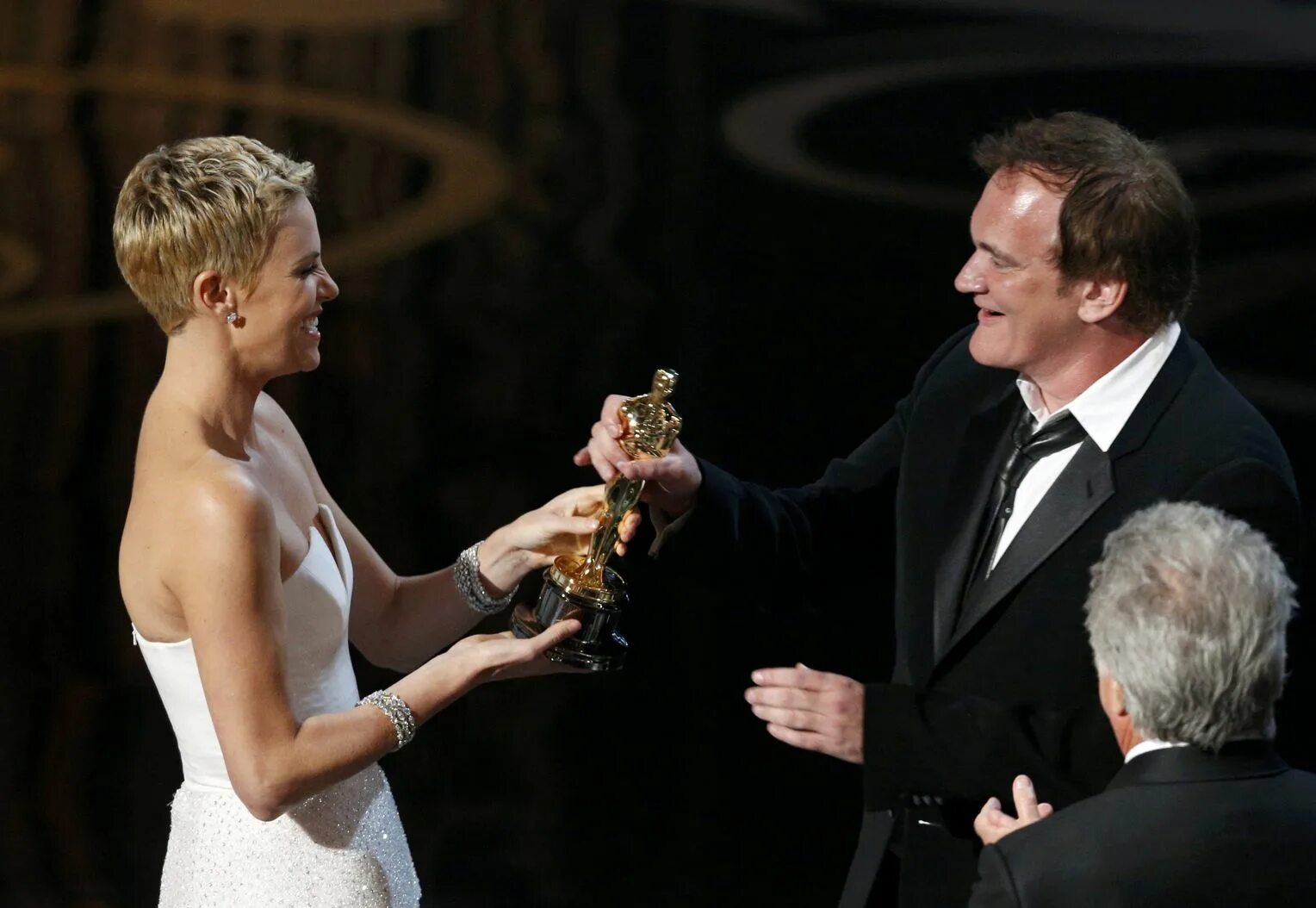 Мэтт дэймон и бен аффлек оскар. Темнокожие ведущие оскар. Пон чжун хо оскар. Квентин тарантино с оскаром фото. Оскар 2000 квентина тарантино.