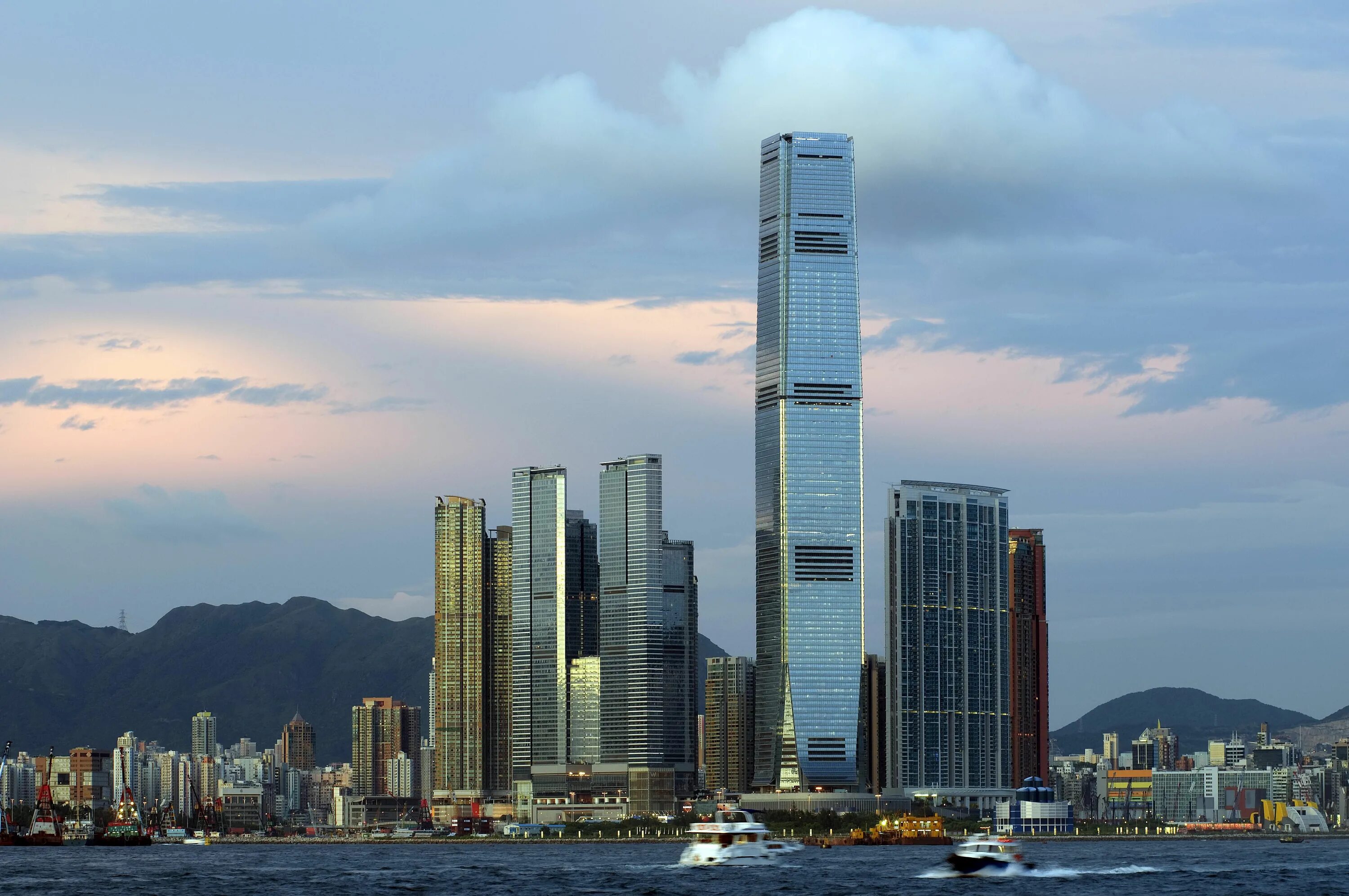 В каком городе находится самый высокий небоскреб. Международный коммерческий центр (International Commerce Centre) Гонконг. Международный финансовый центр Гонконга. Небоскреб Гонконга скайскрепер. Башня ICC Гонконг.