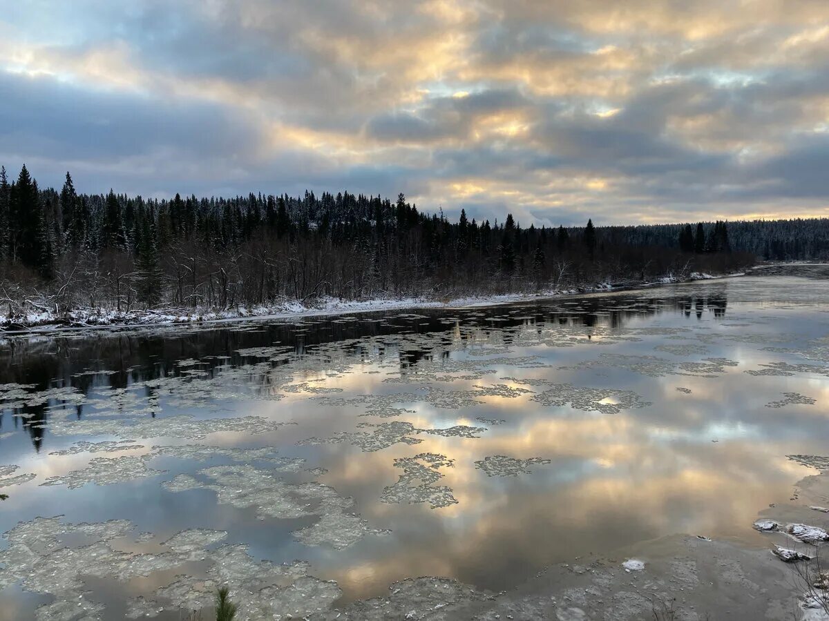 Река печора нао. Печора река зима. Зимняя печора. Печора река зима. Ледоход на реке печора коми.