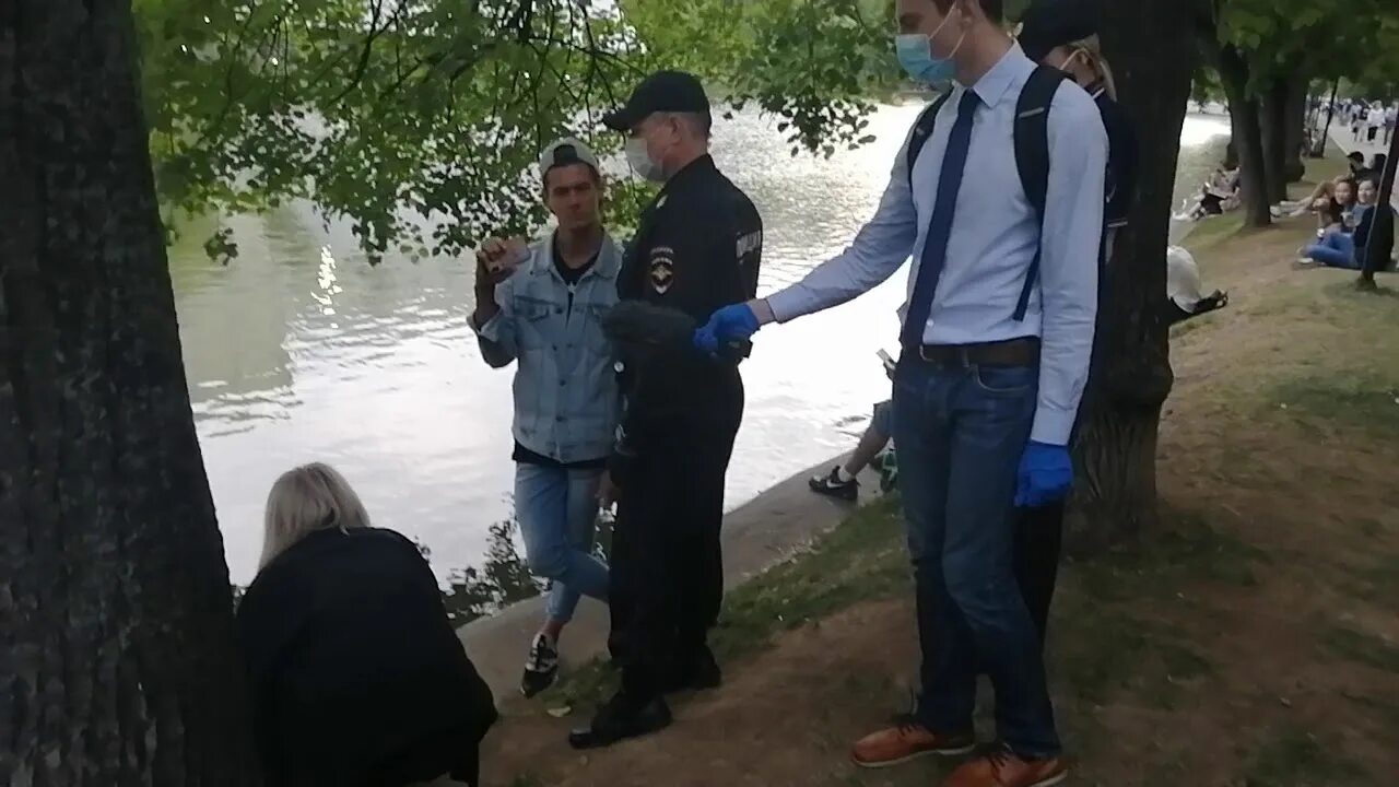 Умные остановки с бомжами владивосток. Пьянство на улице. Распитие спиртных напитков несовершеннолетними. Распитие алкоголя в общественных местах. Распитие спиртных напитков в общественном месте.