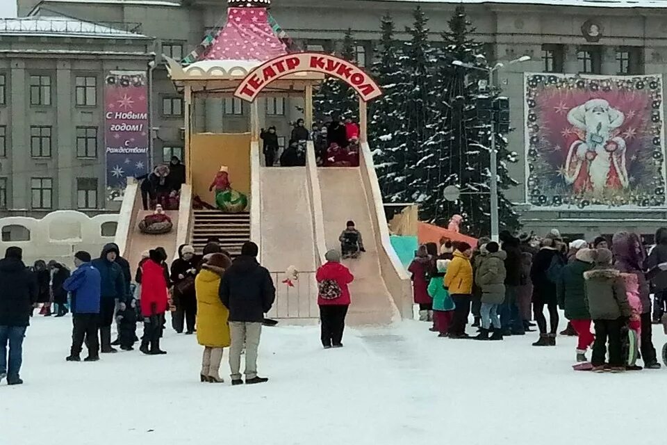 сквер кирова горки. горка на театральной площади. горка на театральной площади киров. ледяные горки в пензе 2022. горка на театральной площади.