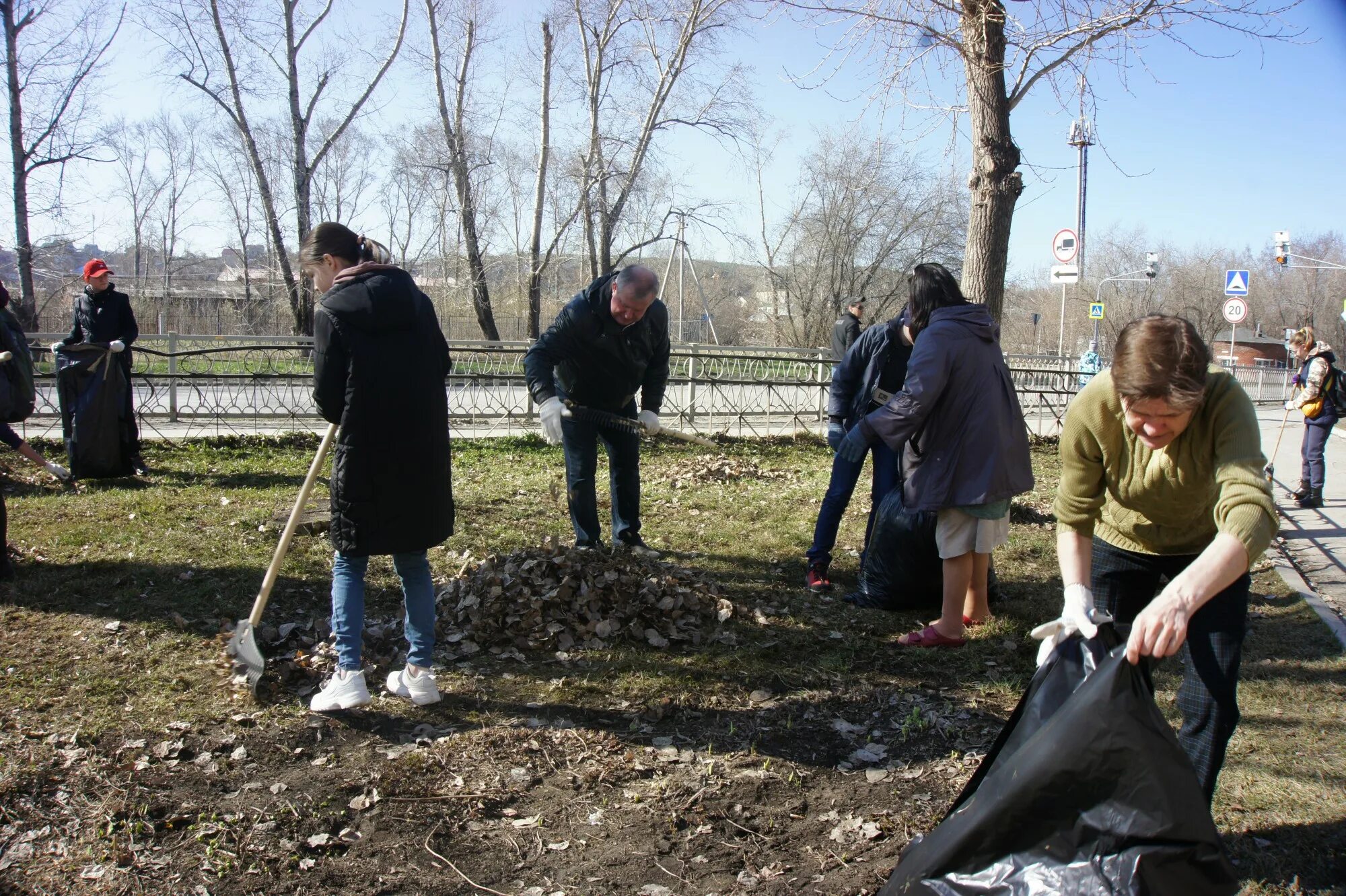 Субботник в школе статья. Чкаловская школа субботник. Субботники в школе 1 шкл Кисловодска. Школьники на субботнике. Субботник в сельской школе.