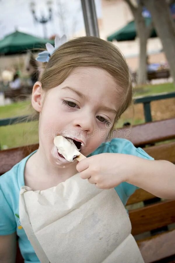 Слизать ребенка. Мороженое для детей. Ребенок облизывает. Ребенок облизывает мороженое. Маленькая девочка облизывает мороженое.