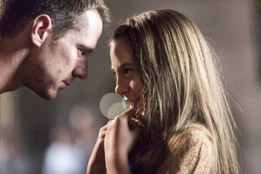 Фокус 2015 марго робби. Эллен пейдж в лесу. Высотка фильм том хиддлстон. Full movie 2015. Фильм boundхаризма капентр.