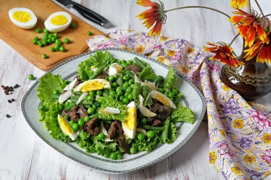 Рецепты простых салатов с куриной печенью. Салат с куриной печенью и стручковой фасолью. салат с печенкой и горошком. салат из куриной печени и горошка. салат с печенью и горошком.