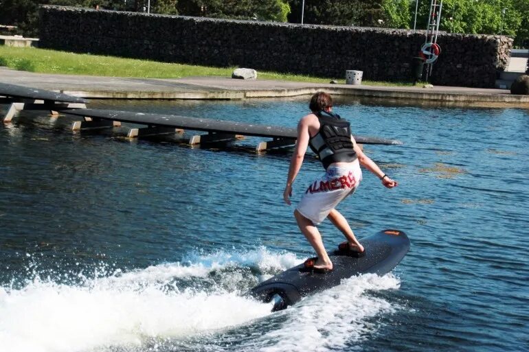 Человек на вейке. Доска jet surf. Radinn jetboard. Awake ravik. Электрический вейкборд.