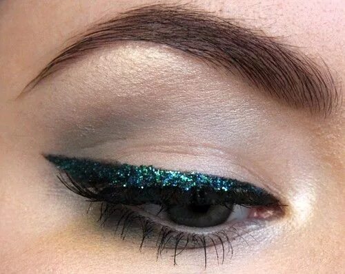 pop of color @stefbirsan: green lower lashline extending under wing, yellow inne