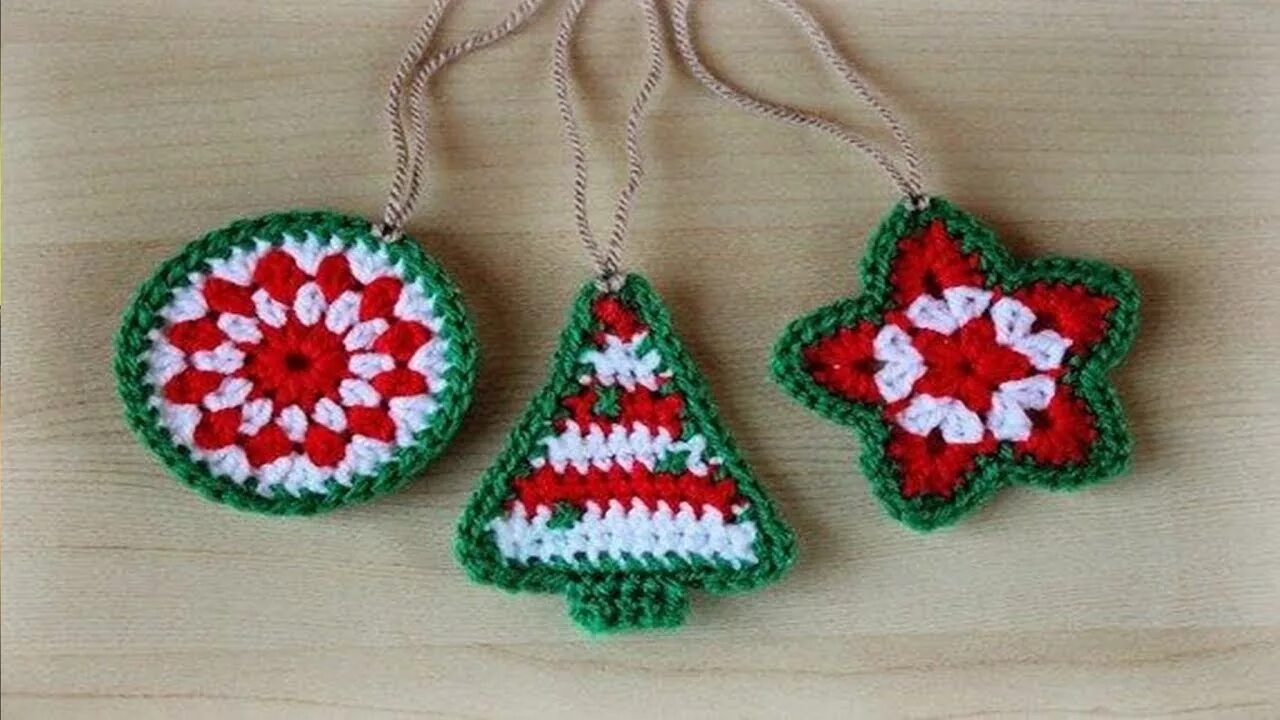 Елочные украшения крючком. Дед мороз на елку крючком. Игрушки на елку крючком. Поделки связанные крючком. Сувениры на новый год крючком.
