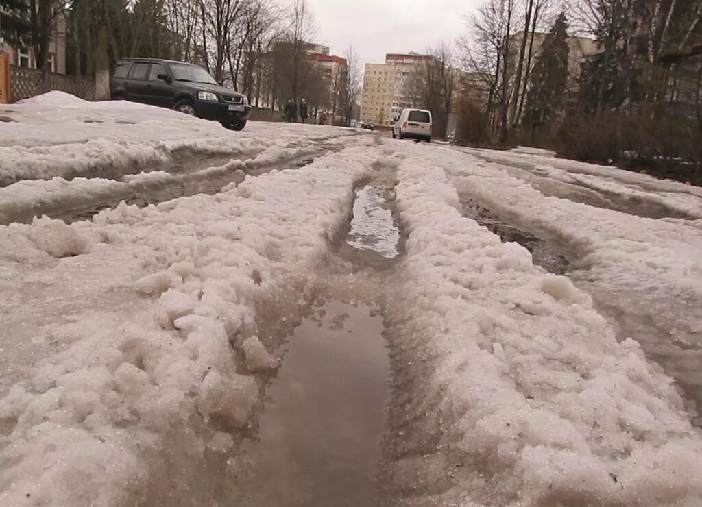 Снег почти растаял и хотя дорога. Таяние снега на дорогах. Слякоть на дороге. Слякоть зимой. Снежная каша на дороге.