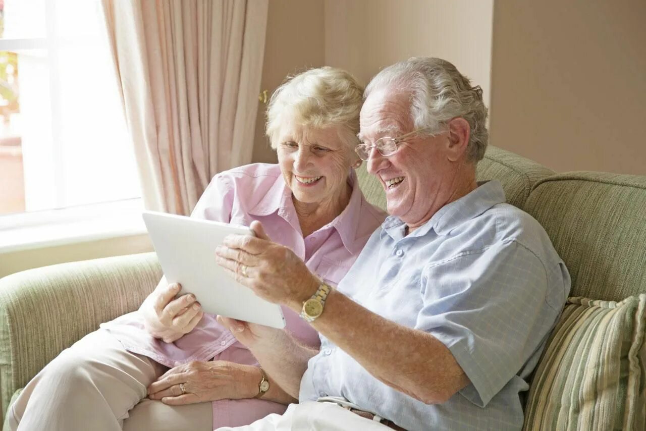 Романтичные пенсионеры. Общение людей пенсионного возраста.