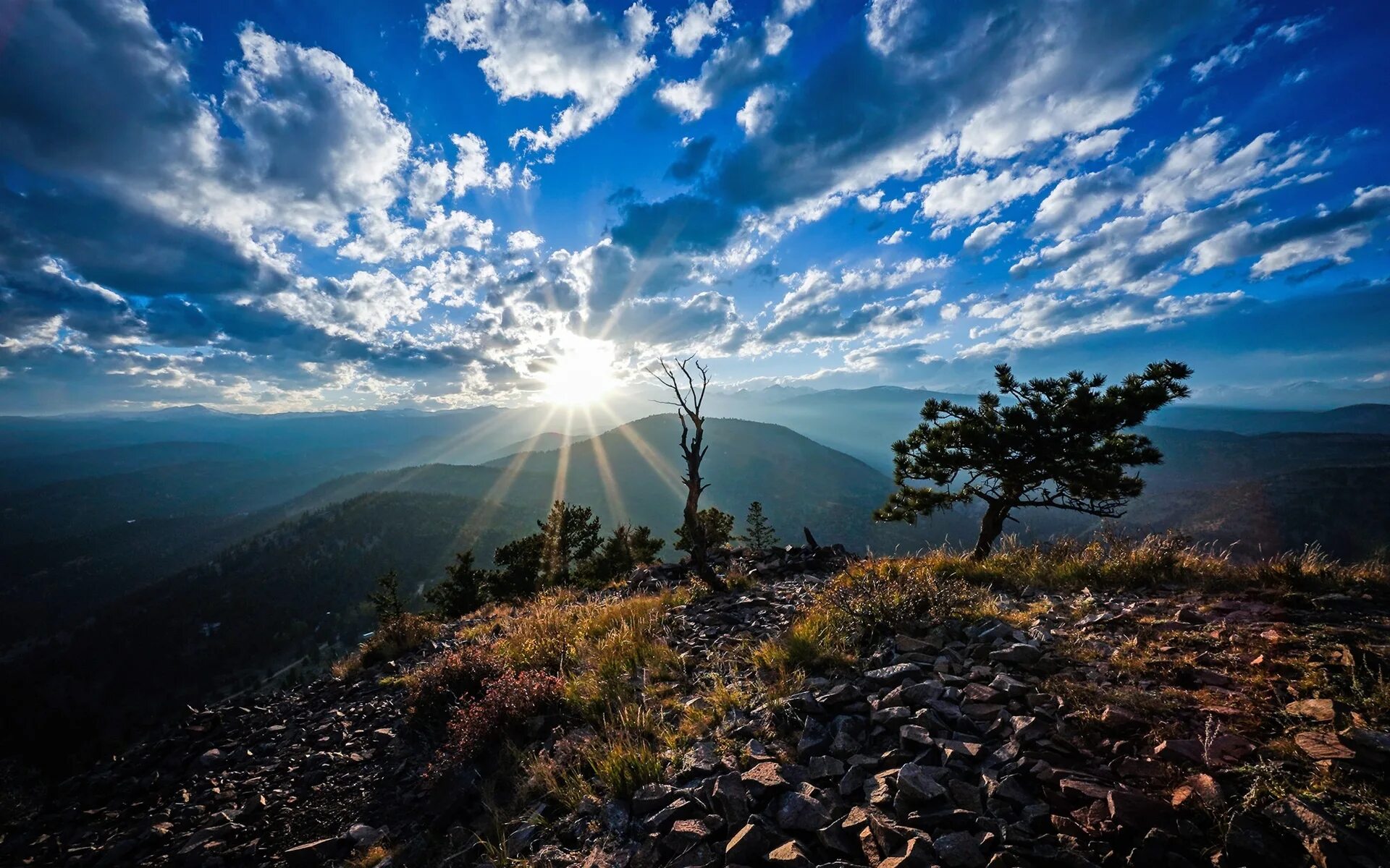Sun us. Рассвет в горах. Горы солнце. Солнце над горами. Горы небо.