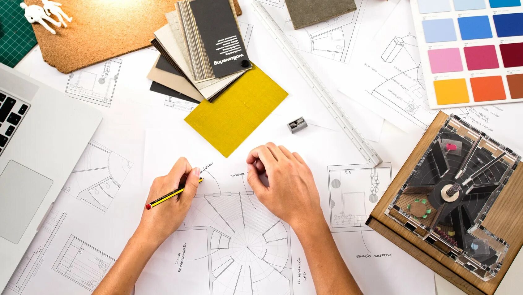 Дизайнер интерьера профессия. Дизайнерские проекты на бумаге. Дизайнер интерьера подборка материалов. Образование для дизайнера интерьера. Специальность дизайнер интерьера.