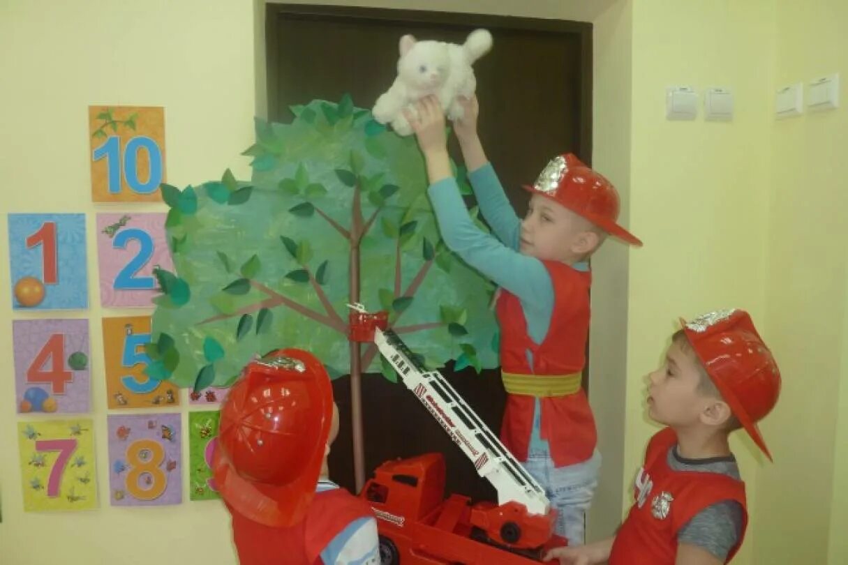 Пожарные ролевая игра. Игрушки по пожарной безопасности в детском саду. Пожарная безопасность в ДОУ. Атрибуты по пожарной безопасности в детском саду. Сюжетные игры в детском саду по пожарной безопасности.