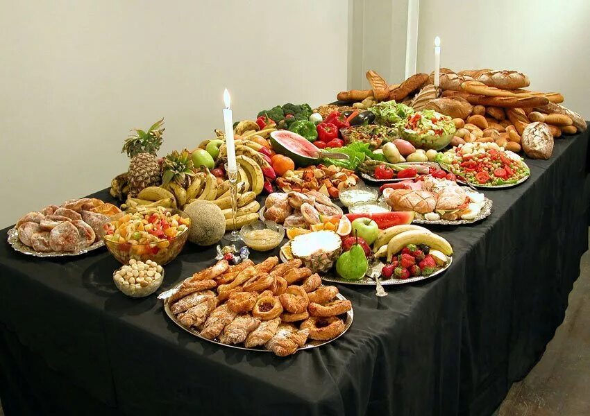 Накрытый стол с едой. Красивый стол с едой. Красивый стол с едой. Много еды на столе. Заставленный стол.