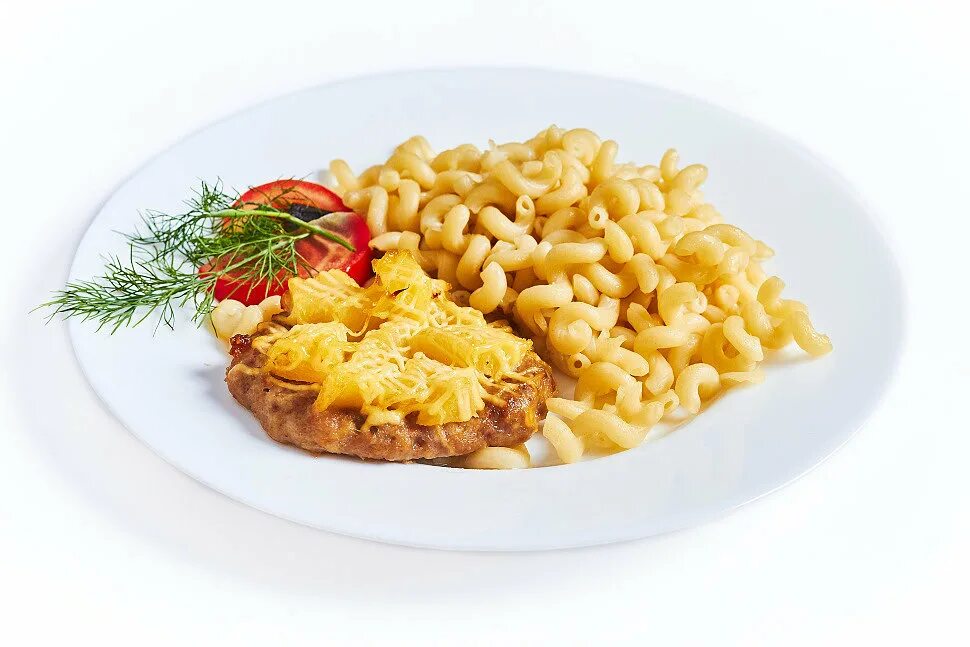 Макароны на гарнир к котлетам. Макароны с куриной котлетой. Варёные макароны калорийность на 100. Калорийность макарон отварных на 100 грамм. Котлеты с макаронами ресторанная подача.