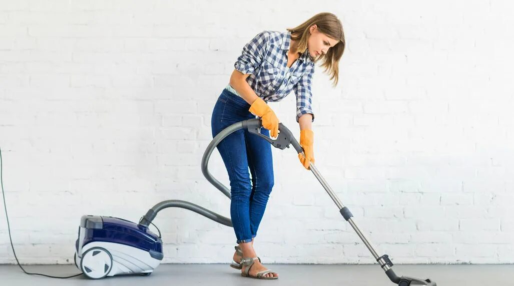 Пылесос floor cleaner. Пылесос. девушка пылесосит. уборка пылесосом. девушка с пылесосом.