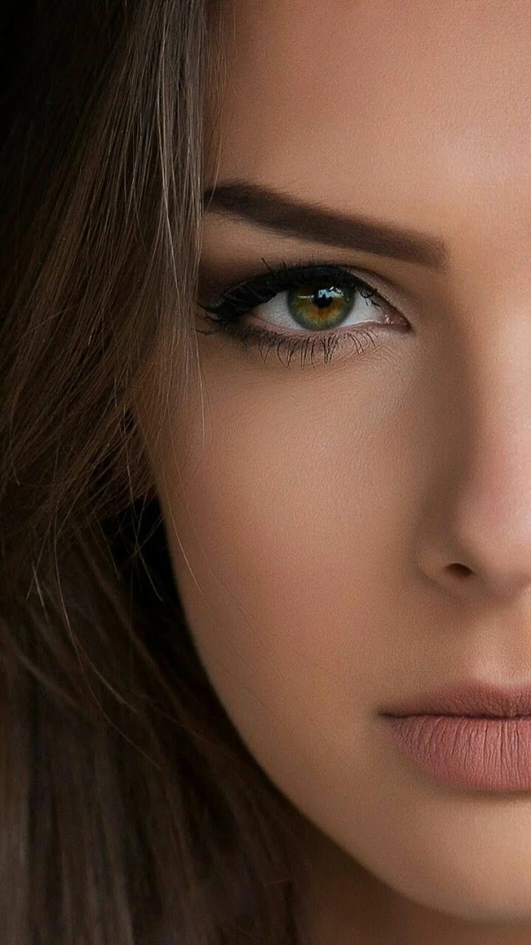 Качественное крупным планом. Красивые глаза. Красивые женские лица. Красивые женские глаза. Женское лицо крупным планом.