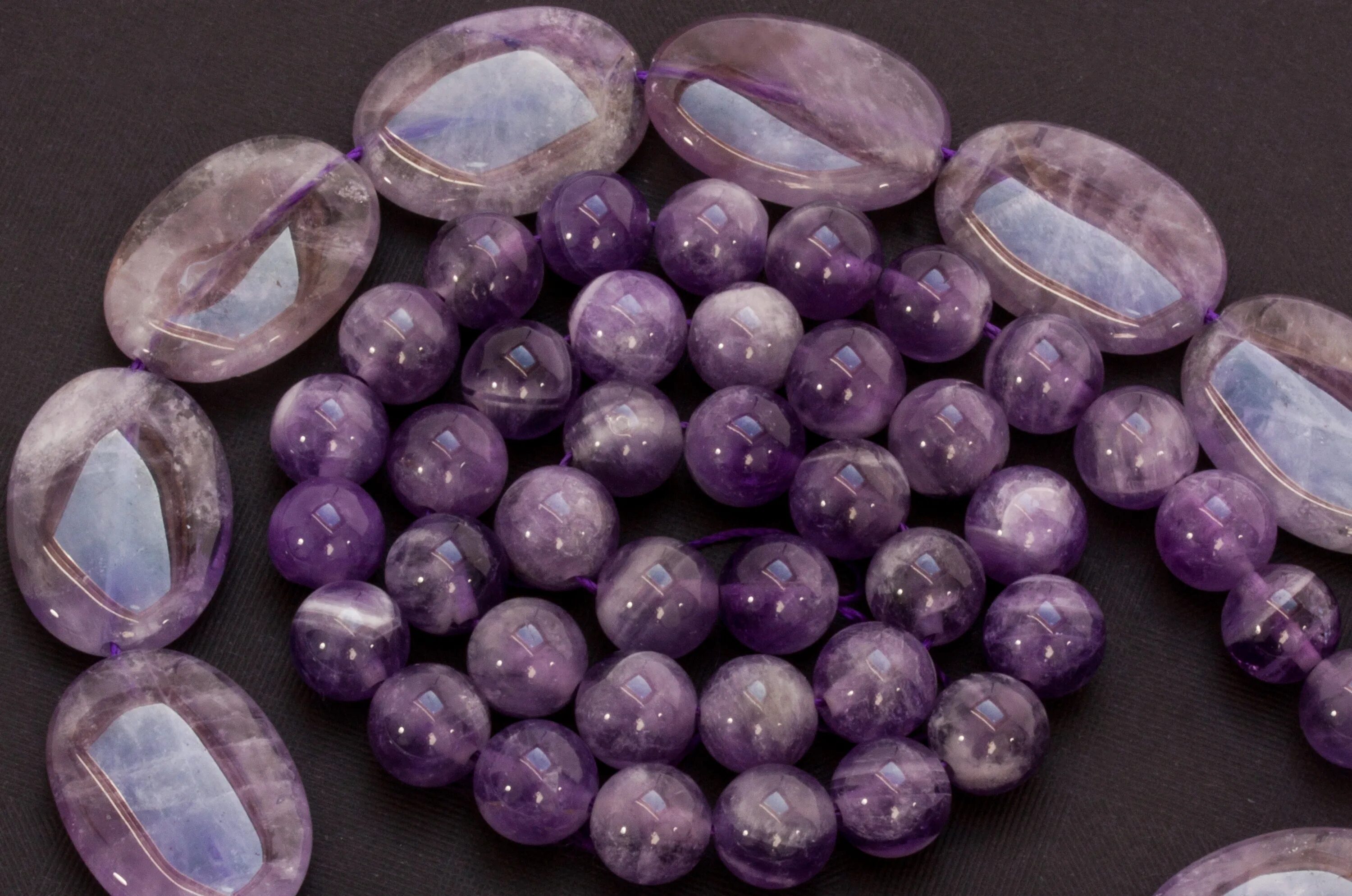 Камень аметист фиолетовый кварц. Фиалковый аметист камень. Аметист кварц камень. Мадагаскарский аметист. Броше ый камень