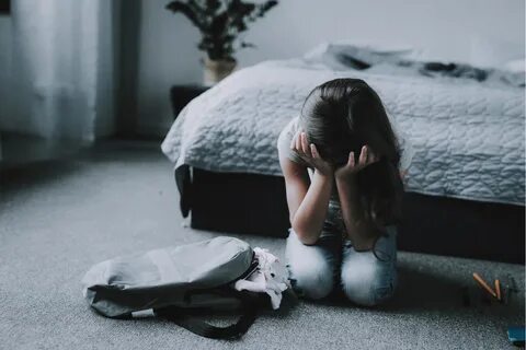 Плачет в подушку скучает