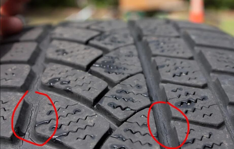 Трещины на резине можно ли ездить. Протектор резины Данлоп ns36. Микротрещины на протекторе шины. Трещины на резине. Потрескалась резина на колесах.