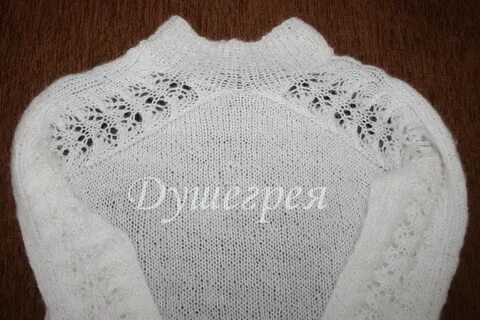 Ажурная кофточка спицами регланом сверху