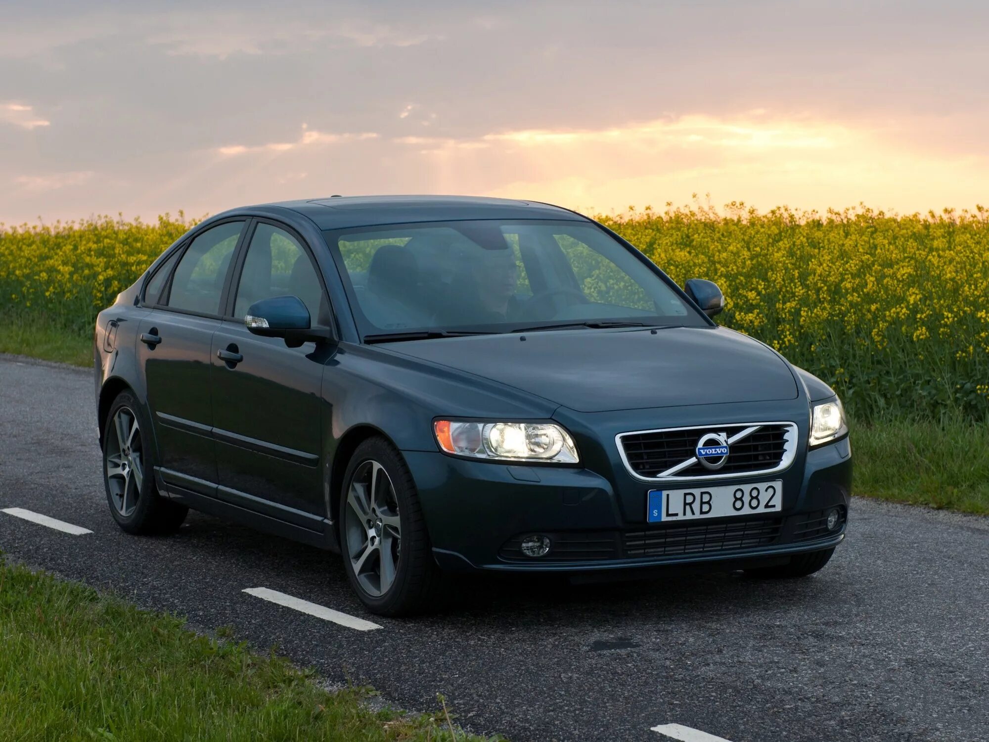 Volvo s40 r design. Volvo s40 2004-2012. Volvo s40 ii 2004. Вольво s40. Volvo s40 2.
