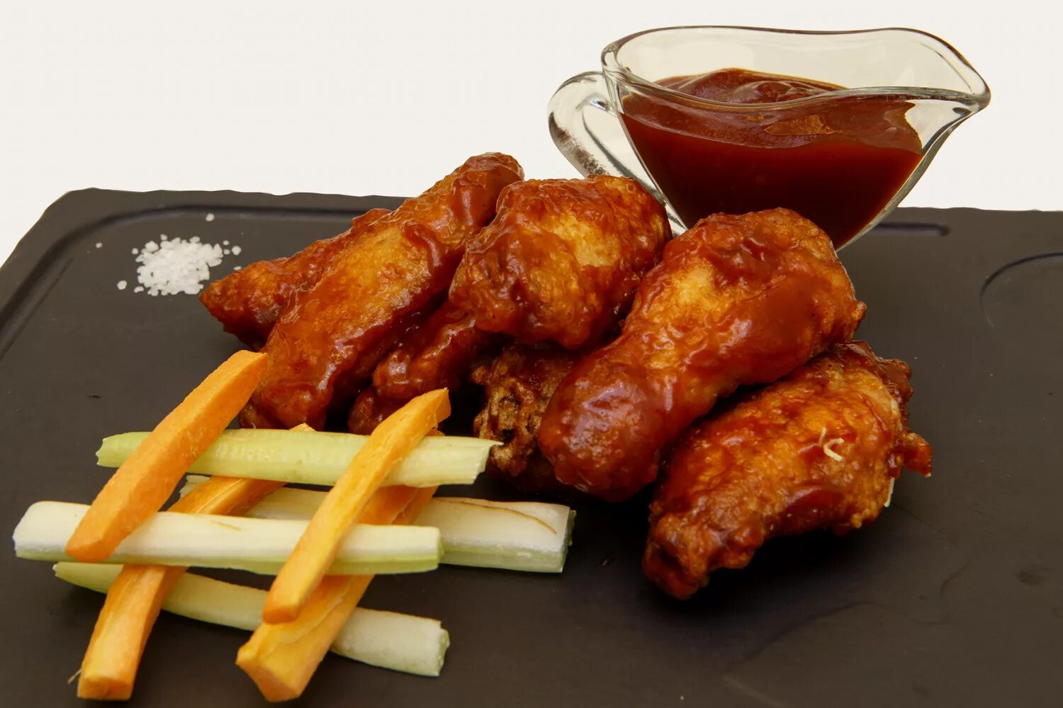 куриные крылышки (в пряной глазури, bbq, чили-манго, ). куриные крылышки барбекю. крылышки barbeque. куриные крылышки баффало. куриные крылышки в соусе барбекю.