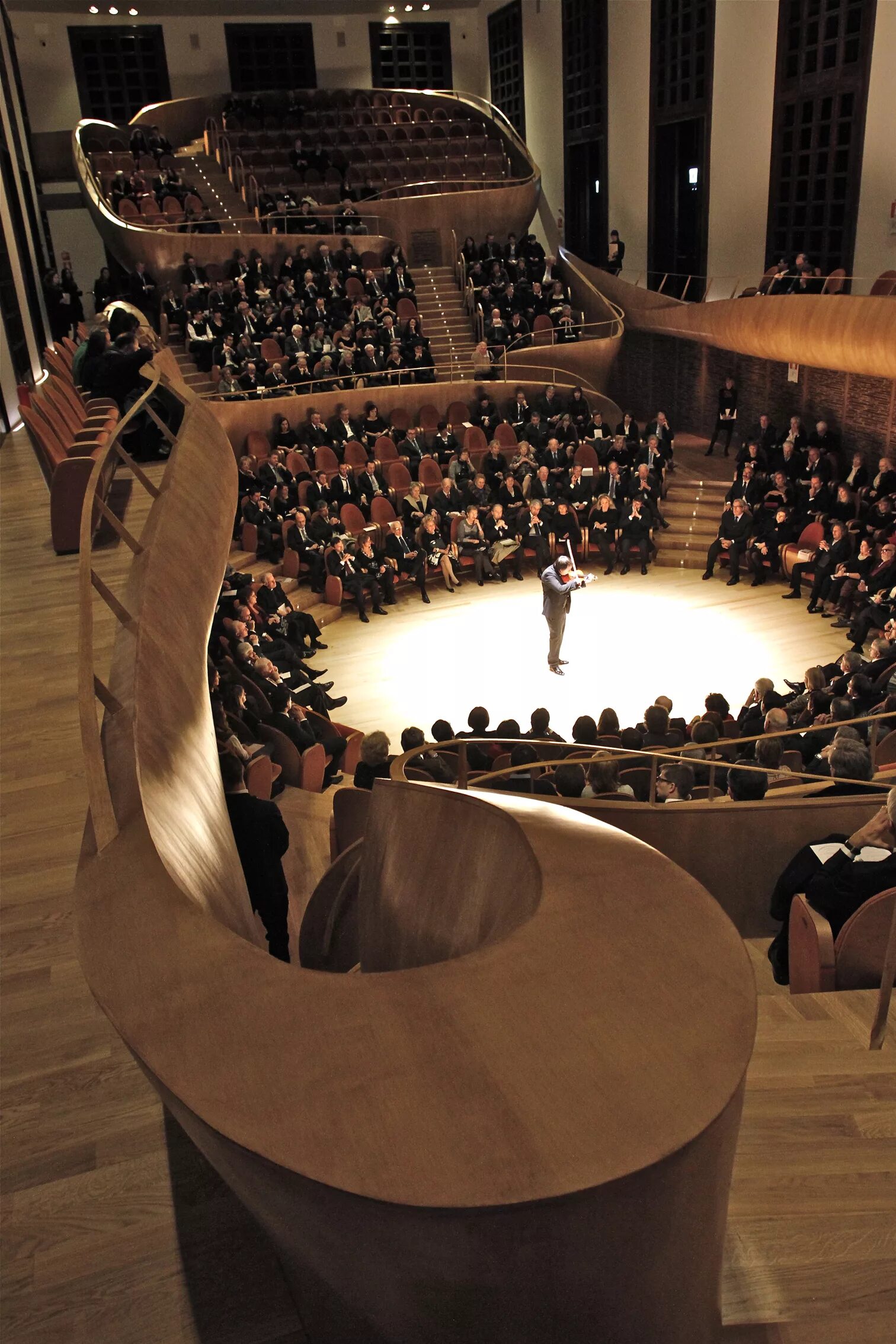 Театр скрипка. Аудиториум Джованни Арведи. Museo del Violino концертный зал. Скрипка театр. Мюзикл архитектура.