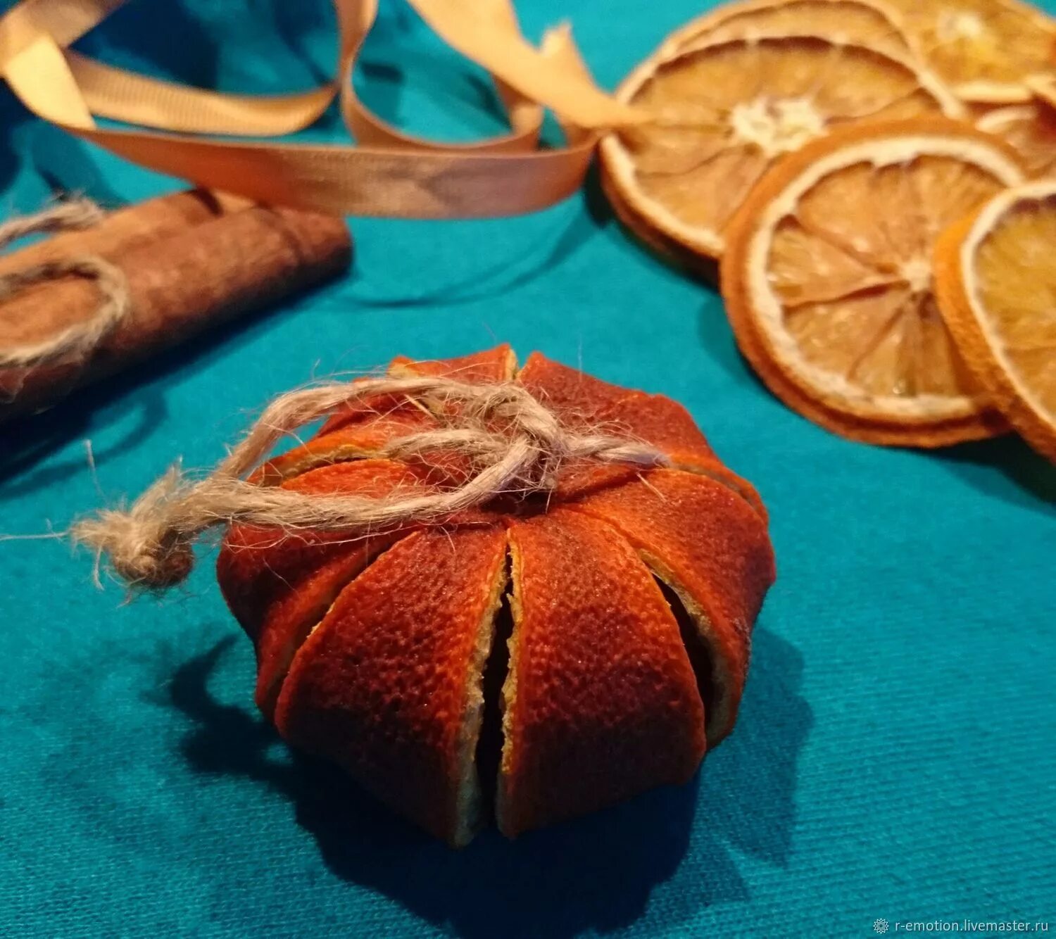 Поделки из апельсиновой кожуры. Украшения из цитрусовой кожуры. Декор из кожуры цитрусовых. Декор из мандариновых корок. Розы из апельсина для украшения.