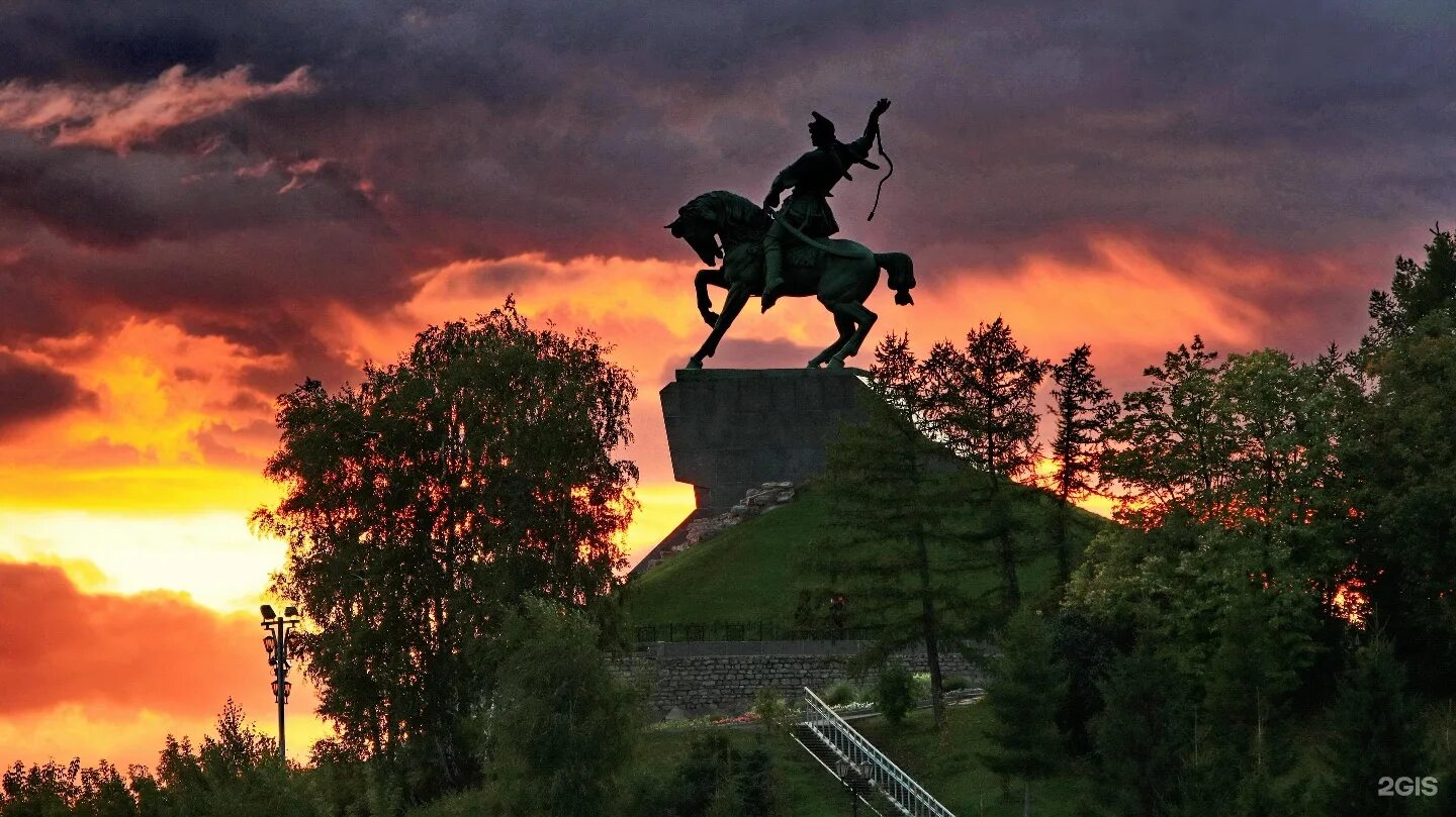 Уфа и окрестности. Салават Юлаев памятник Башкирии. Салават Юлаев памятник в Уфе. Памятник Салавату Юлаеву Башкортостан. Салават Юлаев национальный герой Башкортостана.