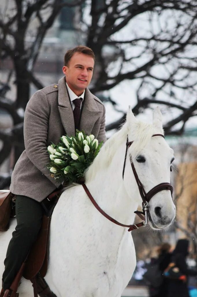 Принц на белом коне. Парень на белом коне. Принц на лошади. МУЖЧИНАМНА белом коне. Конь жених