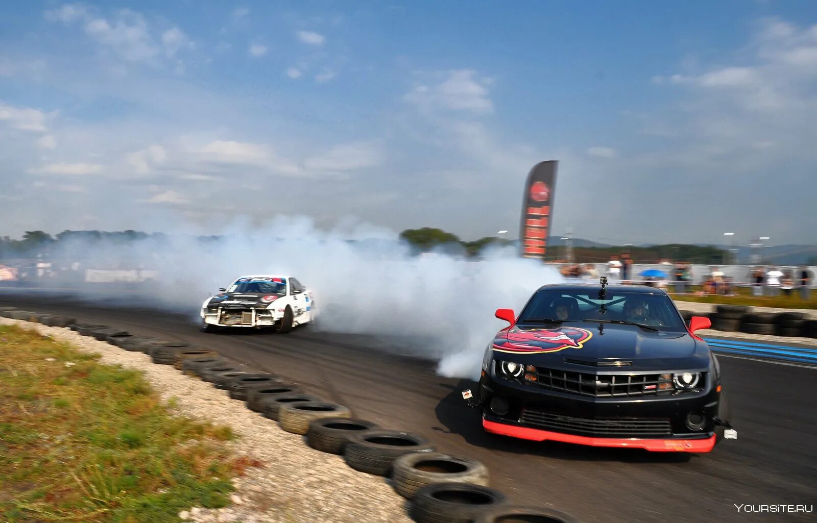 Дрифт очень крутой. Chevrolet camaro ss drift. chevrolet camaro дрифтит. тачка в заносе. машина в заносе дрифт.