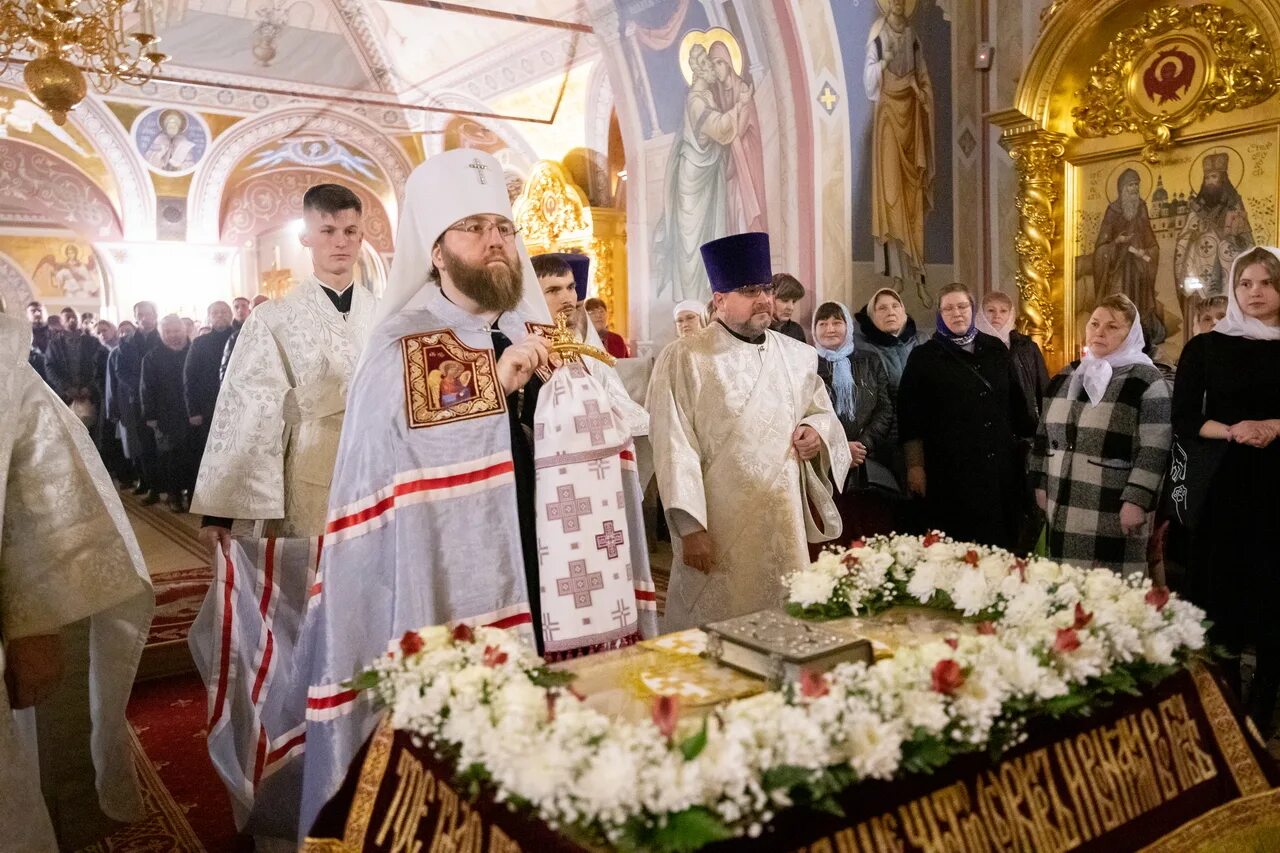 Служба в свято троицком храме. Пасхальное богослужение в Свято Троицком храме в Саратове 2023. Владыка Саратовской епархии.